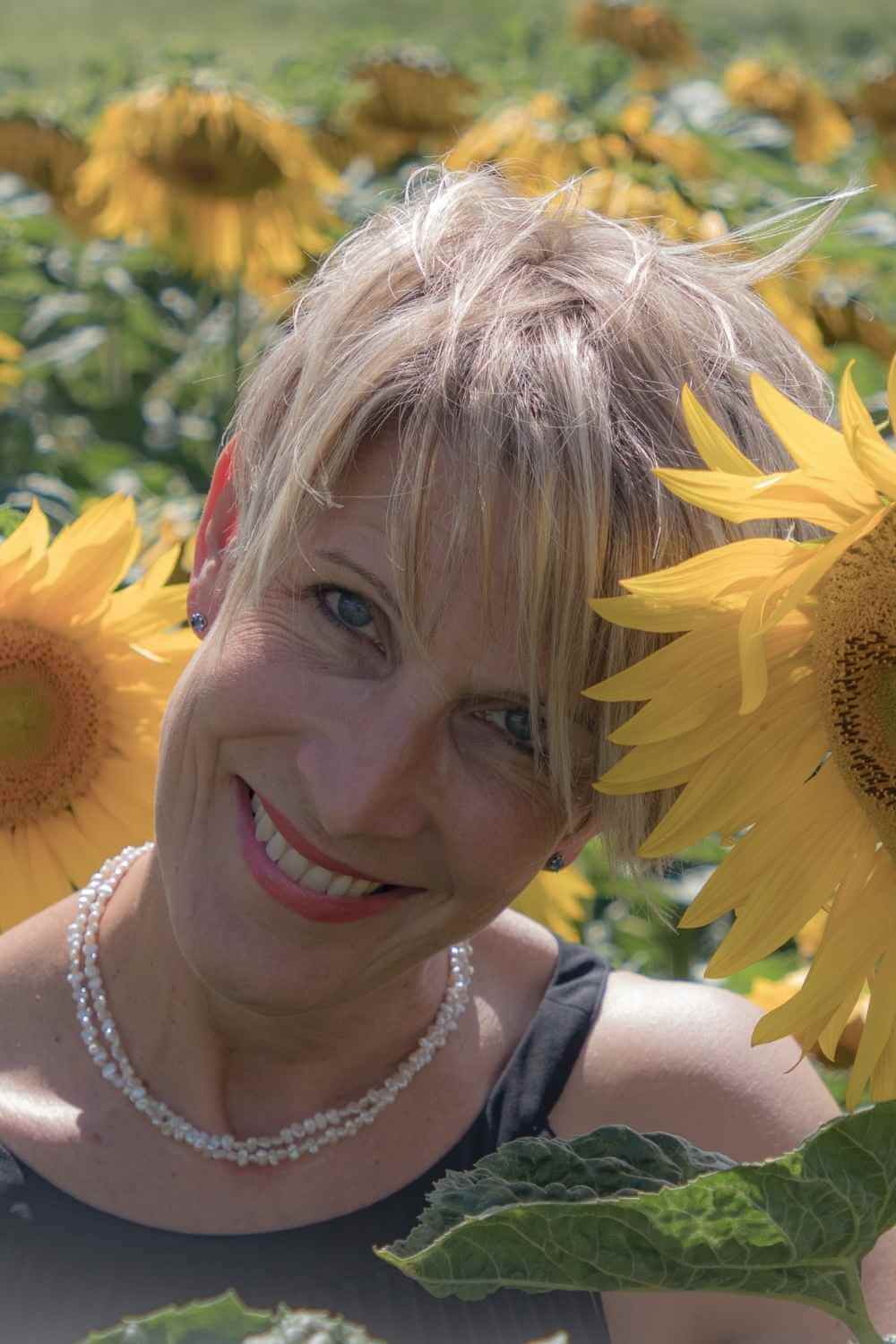 Susanne Löffner zwischen Sonnenblumen
