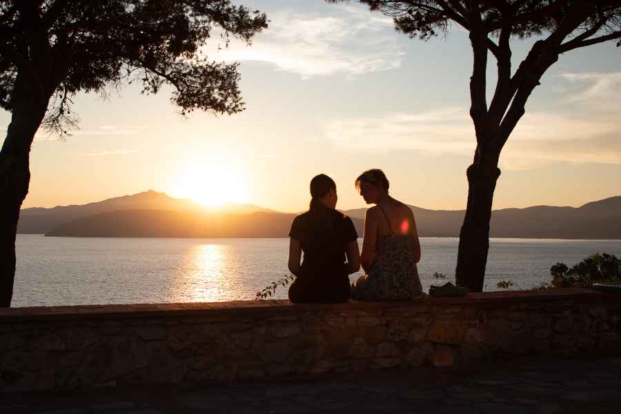 Mutter und Tochter im Sonnenuntergang