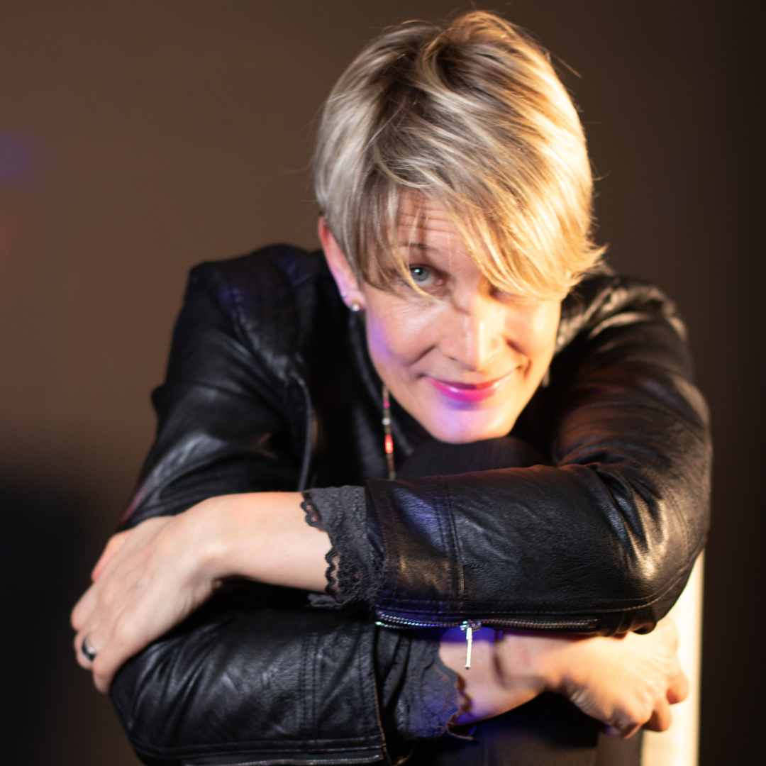 Susanne Löffner in die Kamera blickend